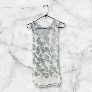 Van Klee Cream and gray leaf print knit stretchy sleeve romantic less top